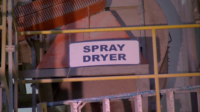 标牌上写着瓷砖制造厂里有一个喷雾干燥机。视频下载