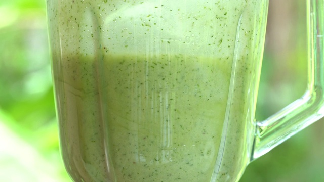 水果和蔬菜混合健康的绿色奶昔。香蕉莳萝冰沙视频素材