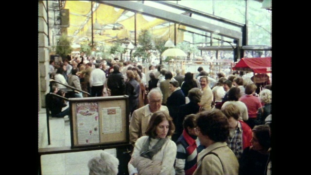 1981年，拥挤的法尼尔大厅市场里的购物者和游客视频素材