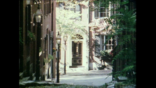 沿着狭窄的鹅卵石街道缩小视野;比肯山，波士顿，1981年视频素材