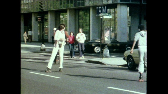 带着便携式音响的旱冰鞋跳舞的人;1981视频下载