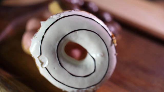 转向拍摄的甜甜圈在黑暗的背景视频素材