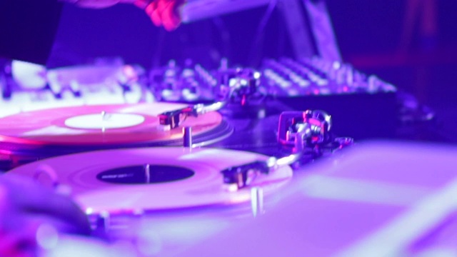 DJ在超级音乐节上旋转唱片，中景视频素材