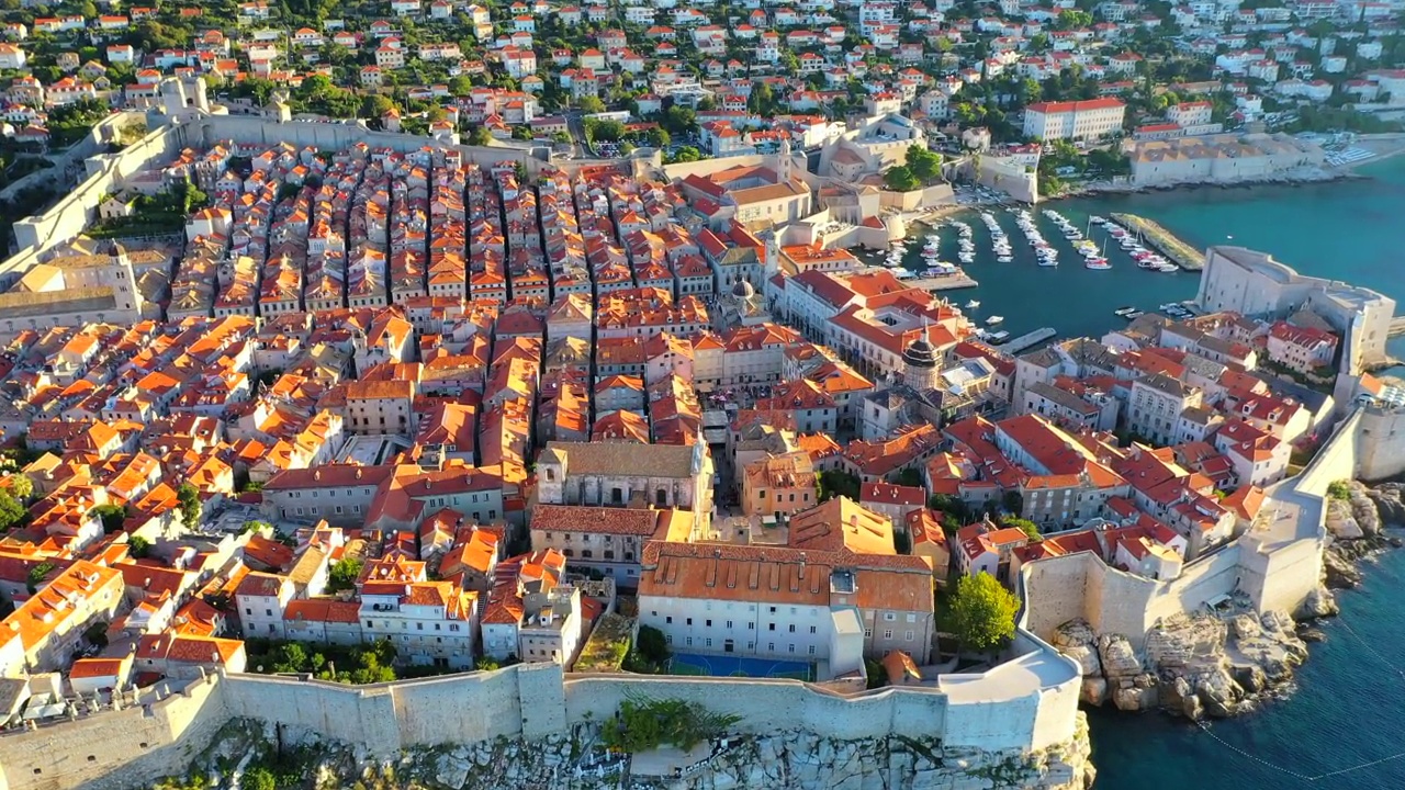 无人机拍摄的克罗地亚南部地中海杜布罗夫尼克古城日出场景。杜布罗夫尼克被列入联合国教科文组织世界遗产名录。视频素材