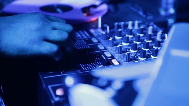 DJ在超级音乐节的转盘上播放音乐，近距离拍摄视频素材