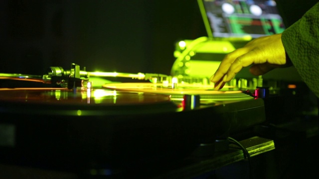 DJ在超级音乐节的转盘上旋转唱片，特写视频素材