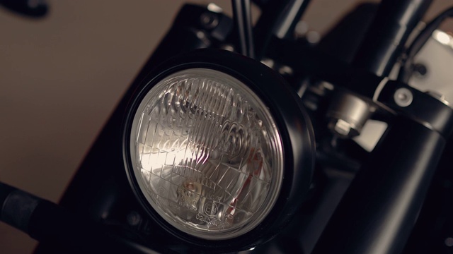 摩托车方向盘特写。一辆时尚自行车的车头灯和马达。视频素材