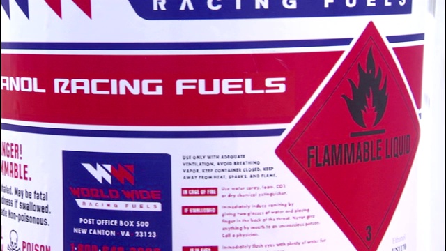 一桶乙醇赛车燃料上的标签警告易燃液体。视频下载