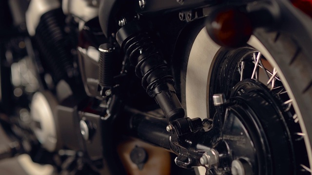 赛车摩托车特写。车轮，前灯和方向盘。相机连接。视频素材