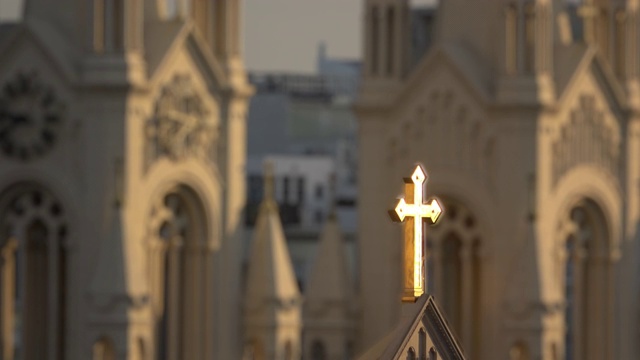 金十字架和基督教教堂建筑视频下载