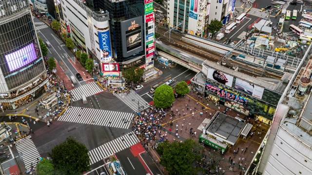 时间流逝-鸟瞰十字路口在雨天/东京，日本视频下载