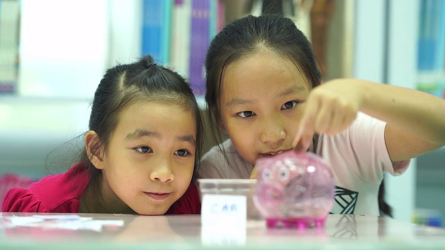 两个亚洲女孩学习储蓄视频下载