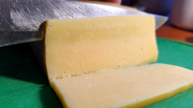 奶酪切片。天然奶酪片。视频下载