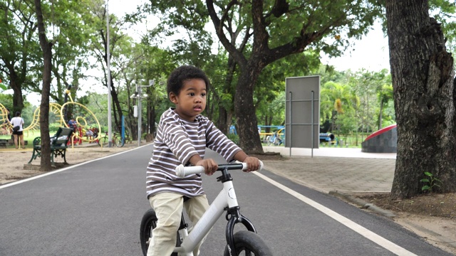 男孩的自行车视频素材