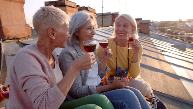 三个中年妇女在屋顶上喝酒视频下载