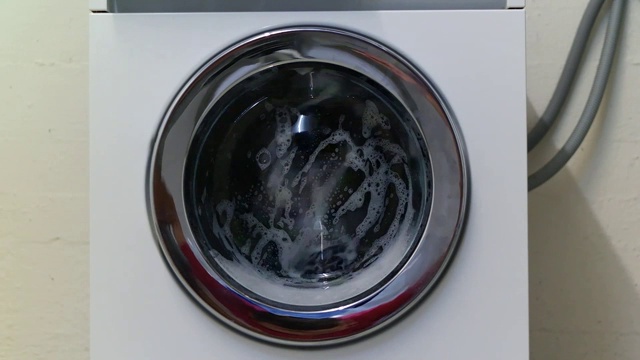 洗衣机经过洗涤循环没有人关门视频素材