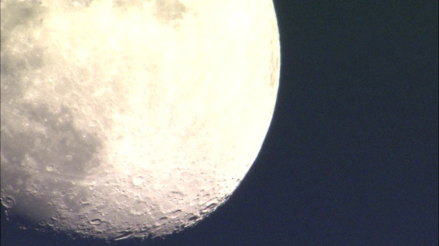 环形山标志着巨大的满月。视频下载