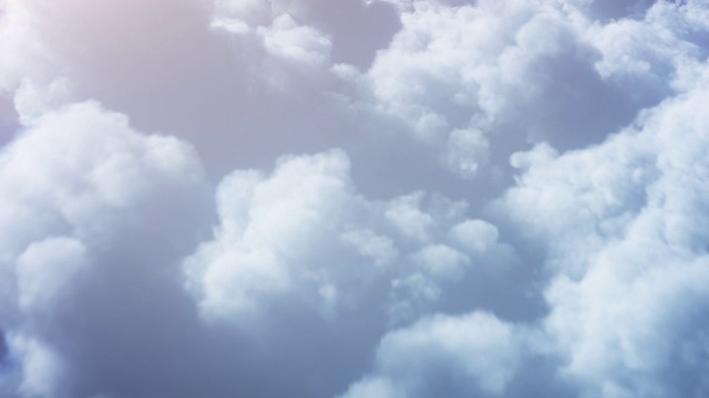 4k飞行绒毛云背景-可循环-阳光，明亮，天空视频素材
