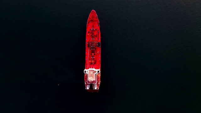 向装货港航行的大型油轮的顶部鸟瞰图视频下载