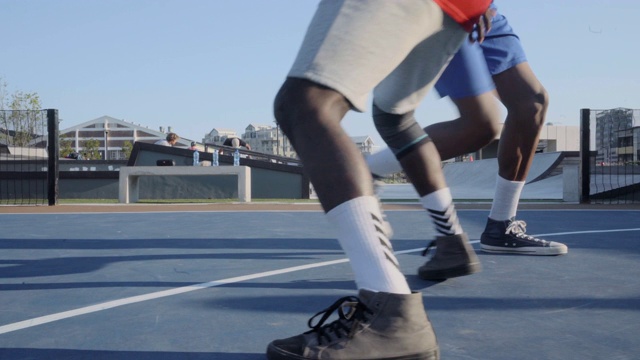 对熟练篮球运动员运球穿过对手腿的特写视频素材