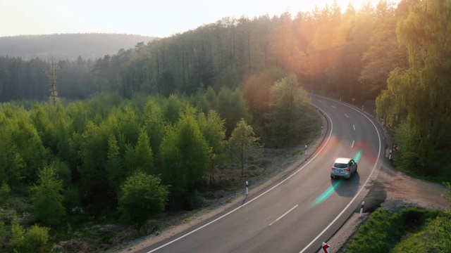 电动汽车行驶在森林公路上，技术助手跟踪信息，显示细节。视觉效果剪辑视频素材