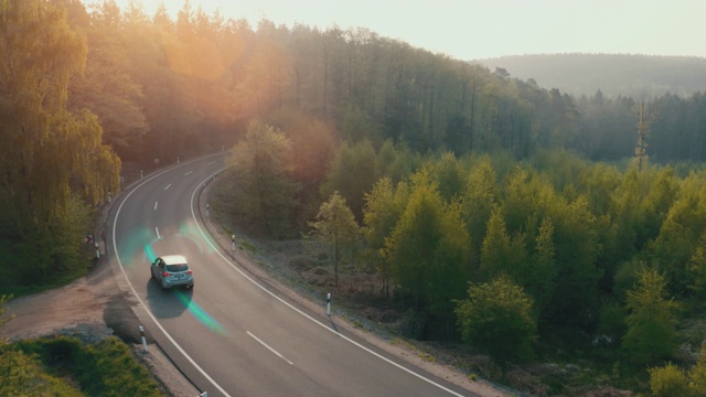 电动汽车行驶在森林公路上，技术助手跟踪信息，显示细节。视觉效果剪辑视频素材