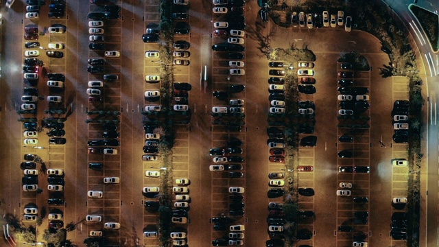 T/L在晚上繁忙的停车场视频下载