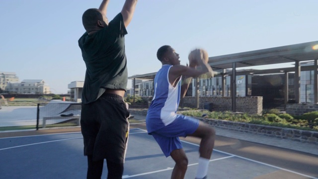 篮球运动员移动速度快，动作灵活，能得分视频下载