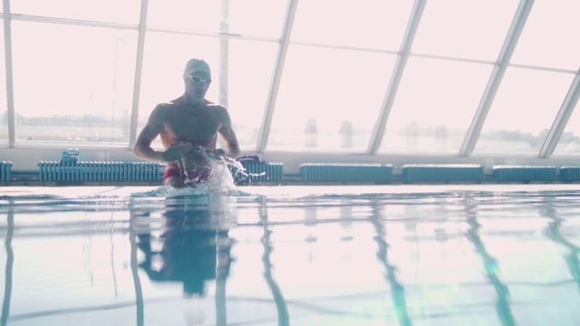 中年人的游泳运动员视频下载
