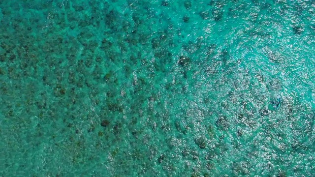 一名男子的无人机视图风筝板翼冲浪在太平洋珊瑚礁上的水翼。视频下载