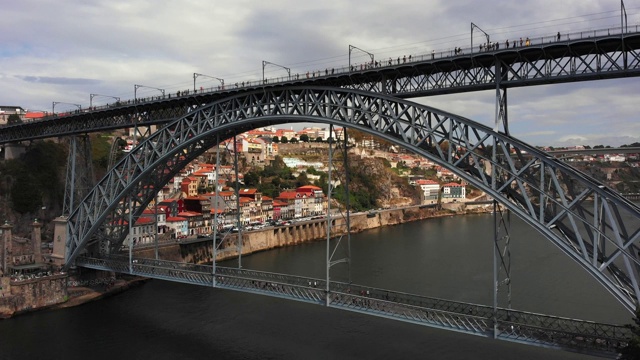 葡萄牙波尔图城市景观和多姆路易斯I桥视频下载