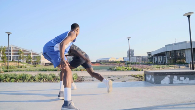 专业篮球运动员演示如何运球过对手视频素材