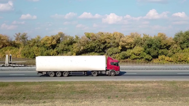 空中拍摄的高速卡车在公路上的农村视频下载