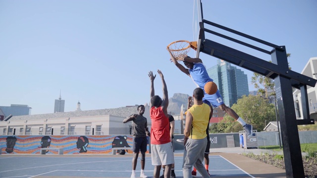 篮球运动员努力得分视频素材