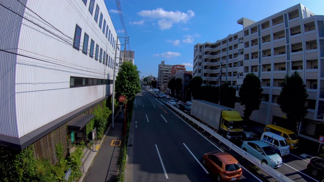一段时间的市中心街道在Kanpachi大街在东京白天的广角镜头视频下载