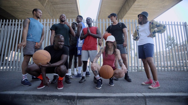 一群很酷的朋友拿着篮球在路边闲逛视频下载