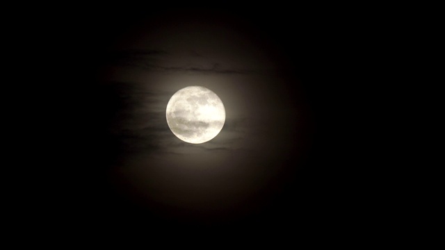 夜空中有云有月的景象视频素材