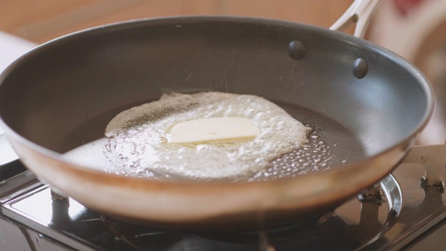 在煎锅上融化黄油块视频素材