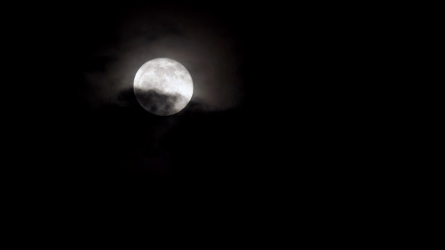 夜空中有云有月的景象视频素材