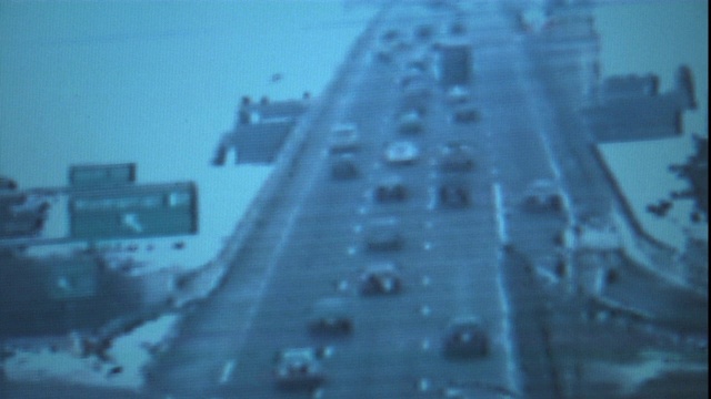 交通中心的视频屏幕显示高速公路上的交通情况。视频下载