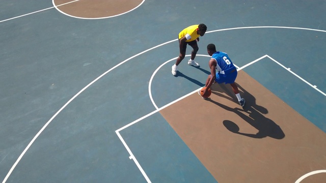 空中拍摄的专业篮球运动员在进攻视频素材