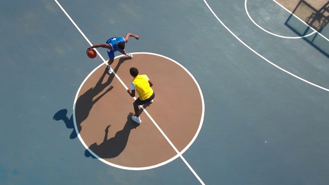 专业篮球运动员在球场中央运球时的空中俯冲投篮视频素材