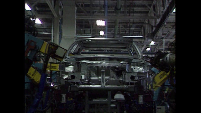 在生产线上用机器人手臂焊接的汽车;1989视频素材