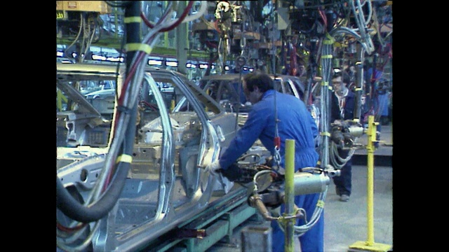 在英国生产线上组装的汽车;1989视频素材
