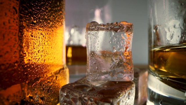 冰冻威士忌加冰的特写。多莉拍摄视频素材
