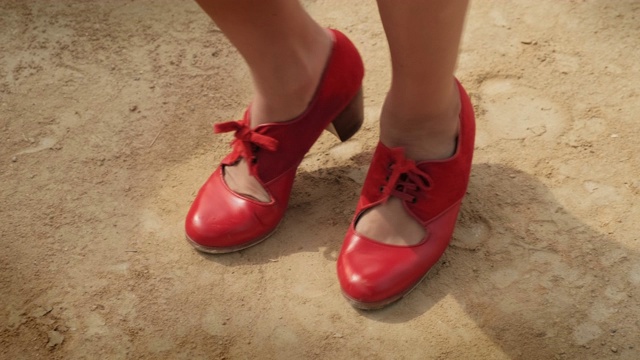弗拉门戈舞蹈表演中女人的脚和鞋视频素材