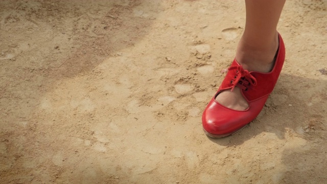 近距离女人的脚和鞋子在弗拉门戈舞蹈表演视频素材