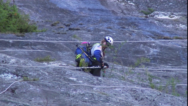 队员们一起从悬崖上滑下来。视频素材