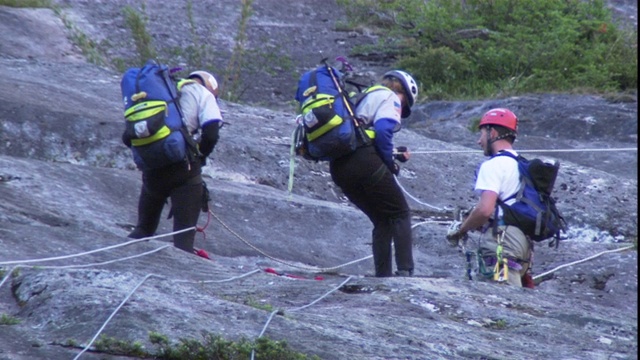 队员们一起从悬崖上滑下来。视频素材
