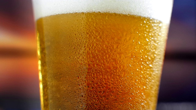 酒保将冷啤酒倒入玻璃杯特写，节日饮料，冷饮。资料片视频素材
